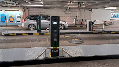 voie d'accès pour les résidents du centre commercial Amoreiras avec station Jupiter et barrière