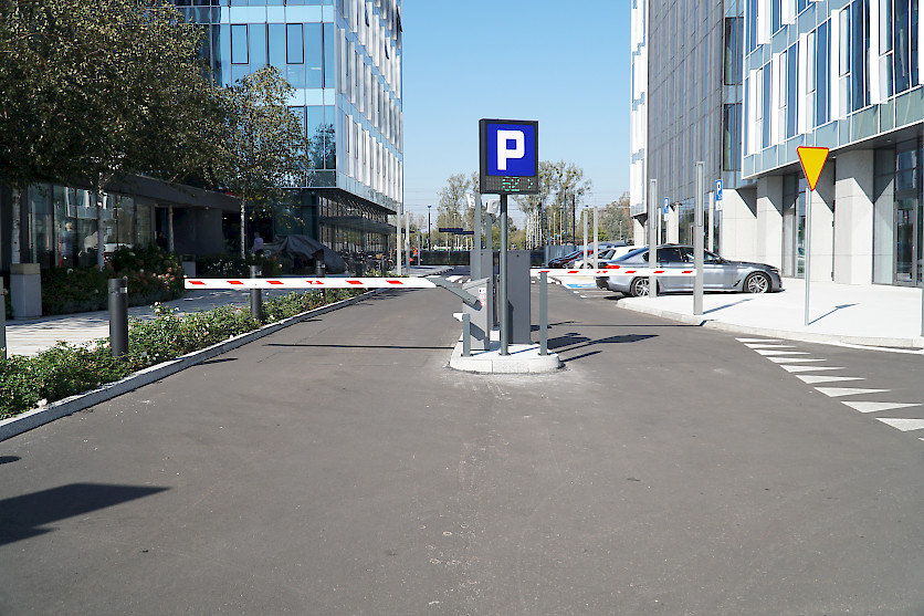 HUB entry and exit lane with barrier and LPR.