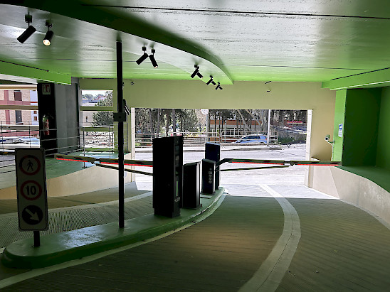 carriles de entrada y salida en el Parking Sant'Isidoro con estaciones Jupiter y barrera