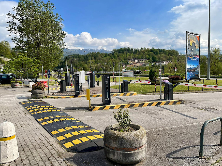Carril de entrada y salida del HUB del estacionamiento Lamboi de Belluno