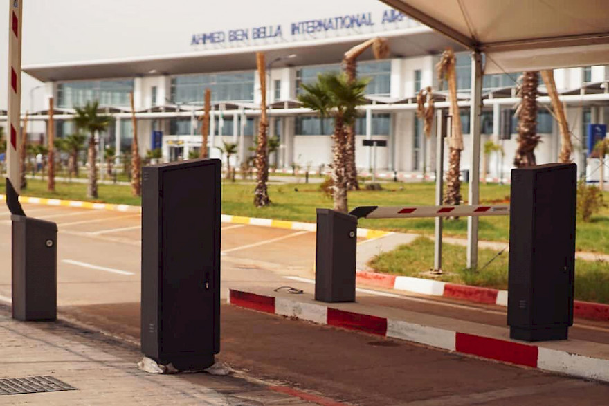 entrée du parking de l'aéroport ORN en Algérie
