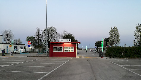 Zona de pago autoservicio en el estacionamiento del aeropuerto de Forlì