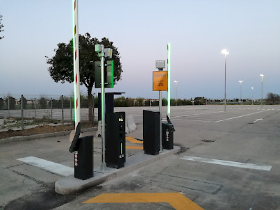 acceso al parqueo del aeropuerto de Forlì con terminales Jupiter y placa Telepass