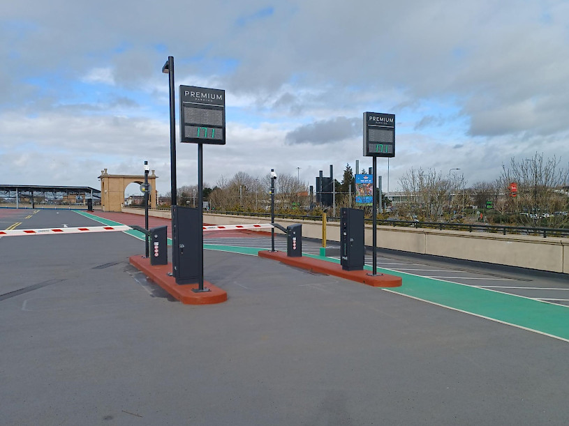 Entrada de estacionamiento Premium en The Trafford Centre con barrera y estaciones