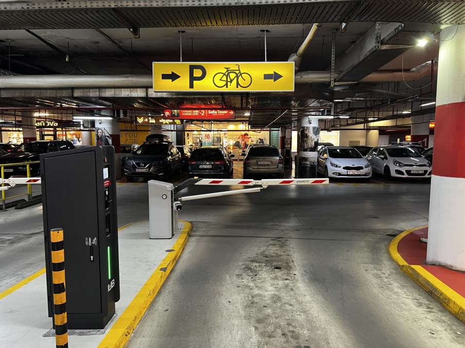 Entry lane with HUB LPR technology at Mall of Sofia shopping center in Bulgaria.